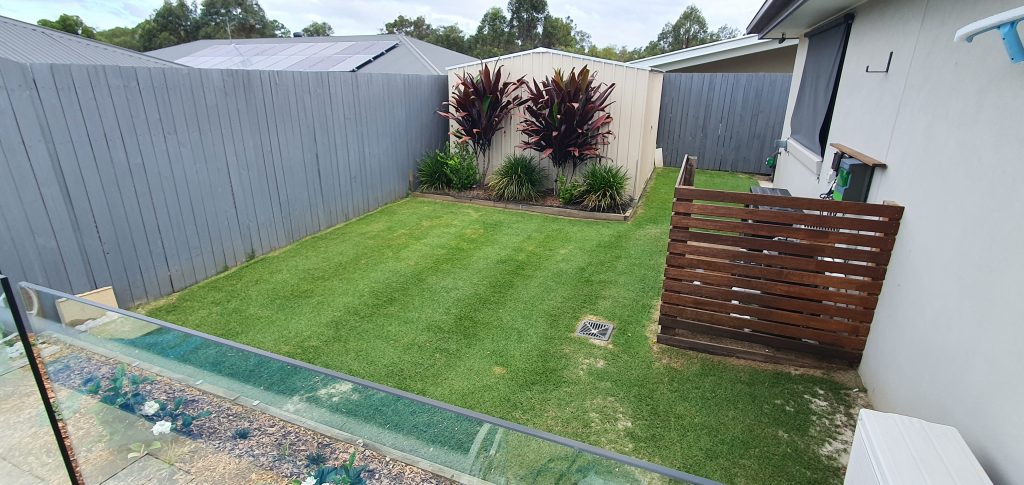 Small backyard with green lawn surrounded by fencing | featured image for Craig - Heritage Park.